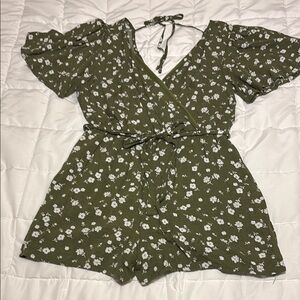 Francesca’s Mi Ami Olive Floral Print Flowy Sleeve Romper